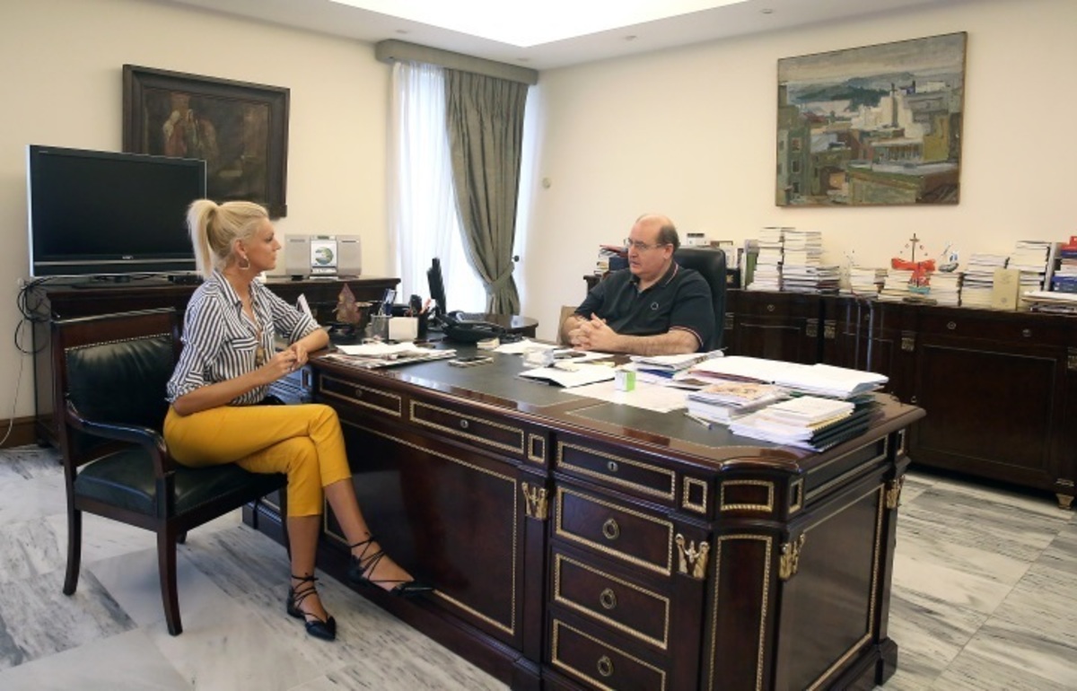 Τι δώρο έκανε η Σάσα Σταμάτη στον Νίκο Φίλη;