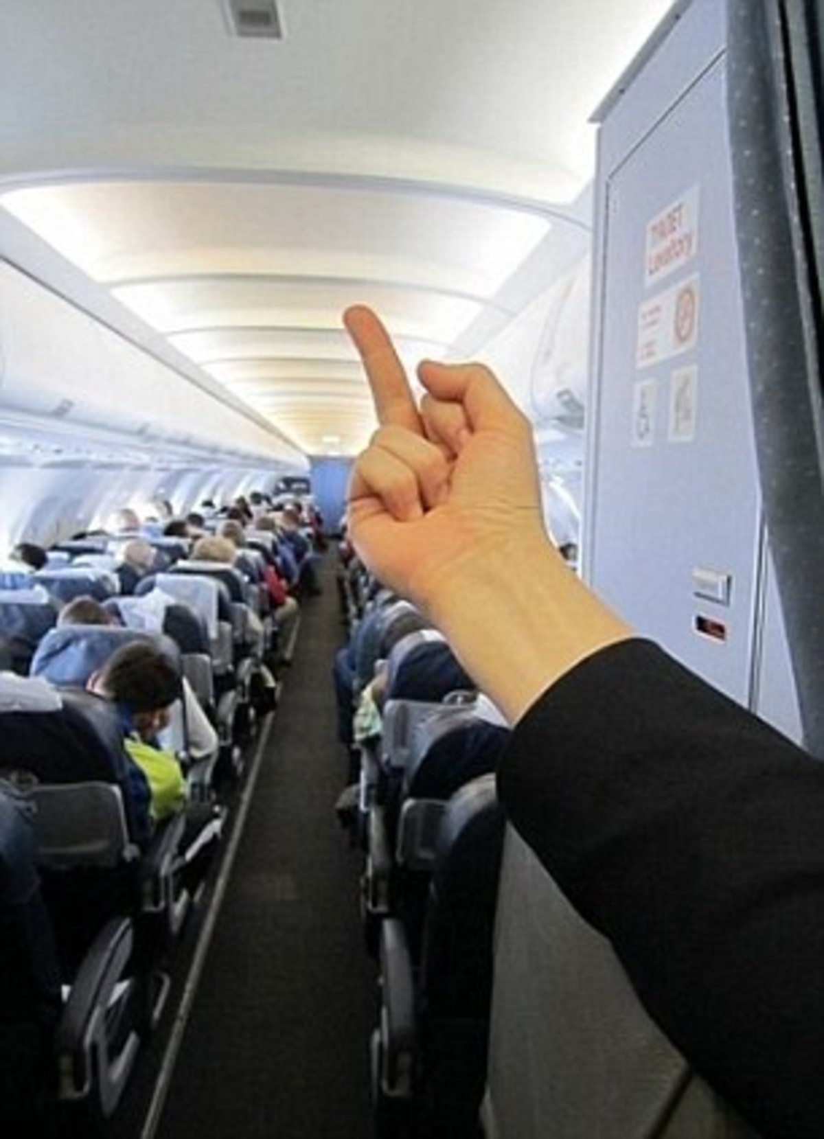 Ύψωσε το μεσαίο δάχτυλο στους επιβάτες και απολύθηκε