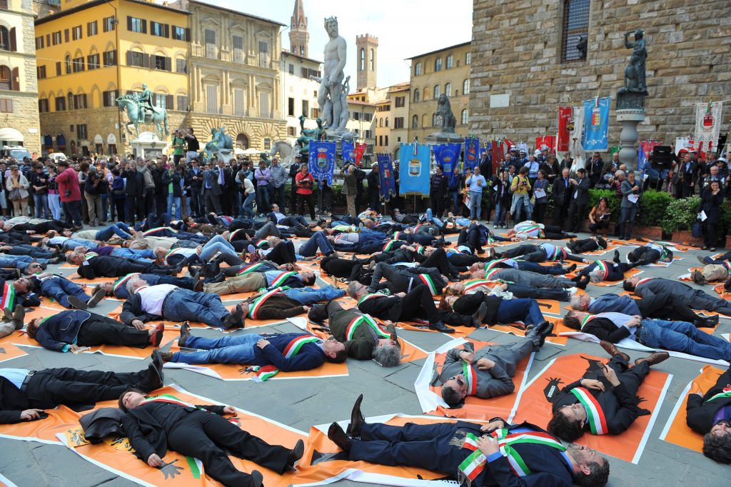 Οι δήμαρχοι ξαπλωμένη στην κεντρική πλατεία της Φλωρεντίας.