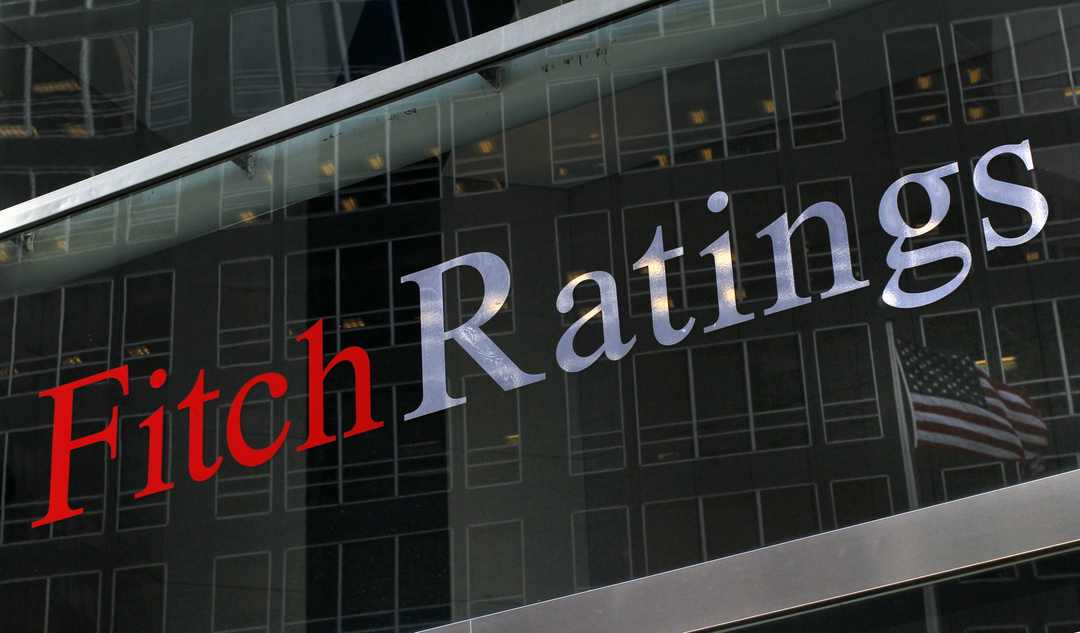Fitch: Αναβάθμιση της Ελλάδας κατά μια βαθμίδα
