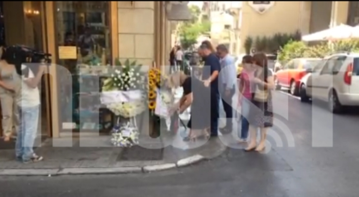 Η κ.Αξαρλιάν αφήνει λουλούδια