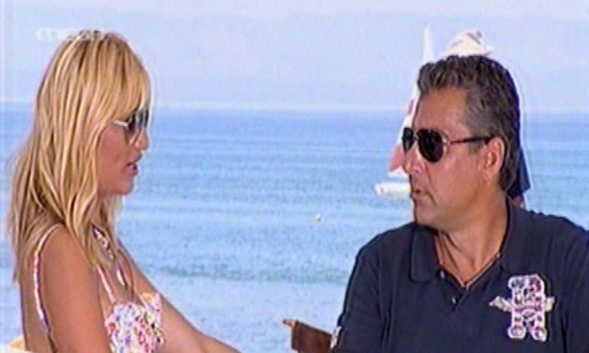 Η Φαίη Σκορδά ρωτάει τον Γιώργο Λιάγκα αν τον φλερτάρουν άντρες
