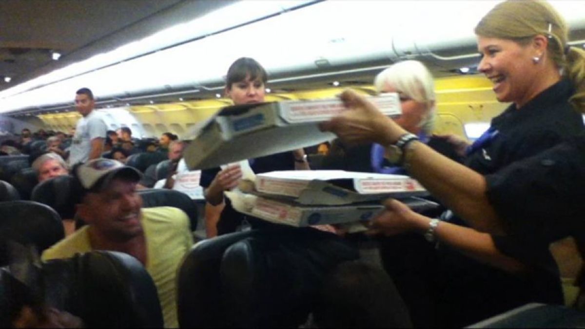 Ο πιλότος κέρασε πίτσες γιατί η πτήση… καθυστέρησε!