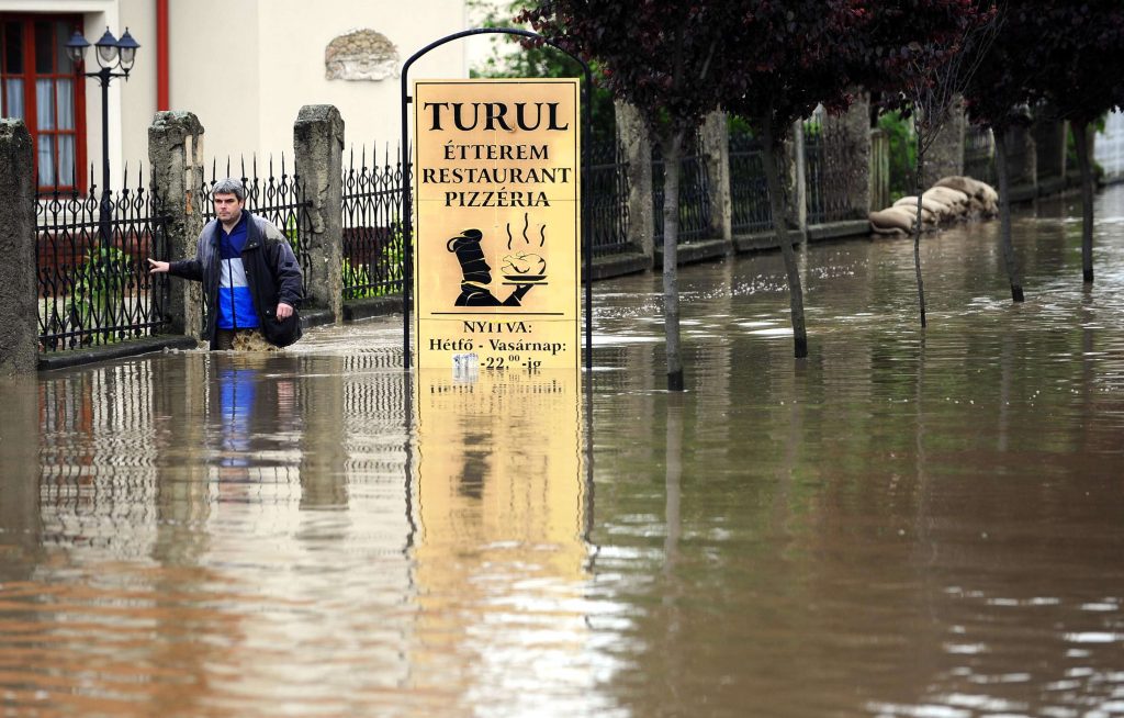 Η Ουγγαρία έχει βυθιστεί από τις καταστροφικές πλημμύρες. ΦΩΤΟ REUTERS
