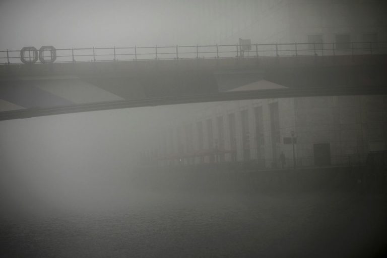 Με το μαχαίρι κόβεις την ομίχλη στο Λονδίνο – 100 ακυρώσεις πτήσεων