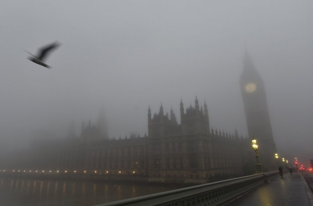 Η ομίχλη έκανε το Λονδίνο.. Χόγκουαρτς – Την κόβεις με το μαχαίρι! ΦΩΤΟ