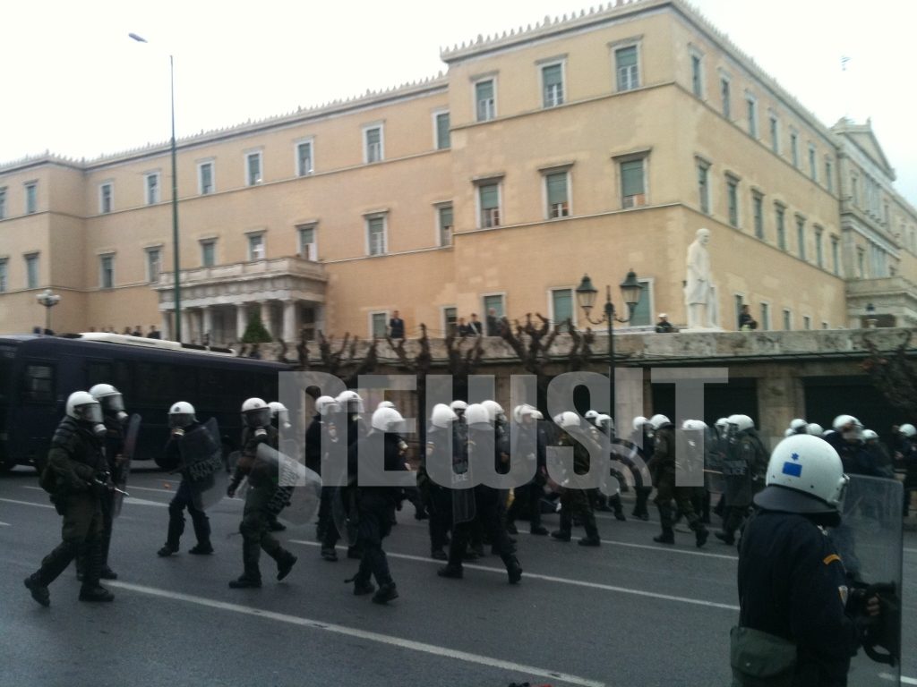 Ενταση – επεισόδια και χημικά στην συγκέντρωση φοιτητών έξω από την Βουλή – ΔΕΙΤΕ ΒΙΝΤΕΟ