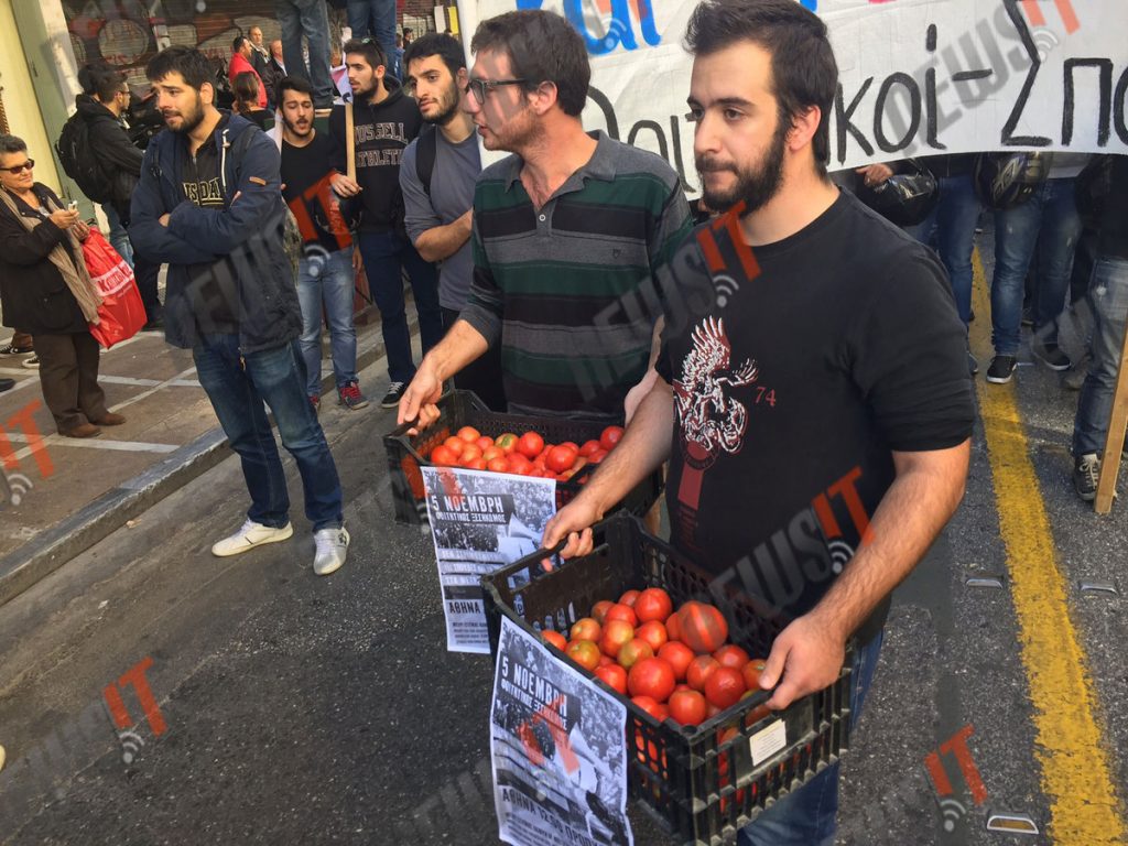 Φοιτητές άδειασαν καφάσια με ντομάτες στο υπουργείο Εργασίας