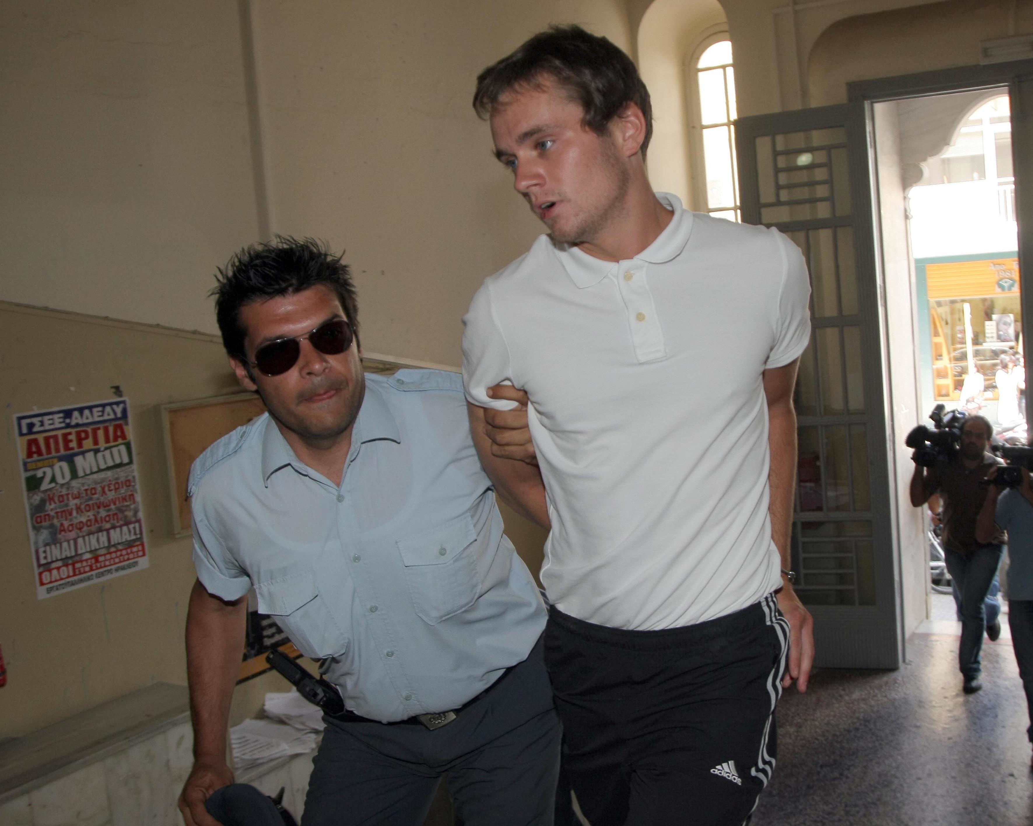 Ο δράστης οδηγείται στα δικαστήρια - ΦΩΤΟ EUROKINISSI