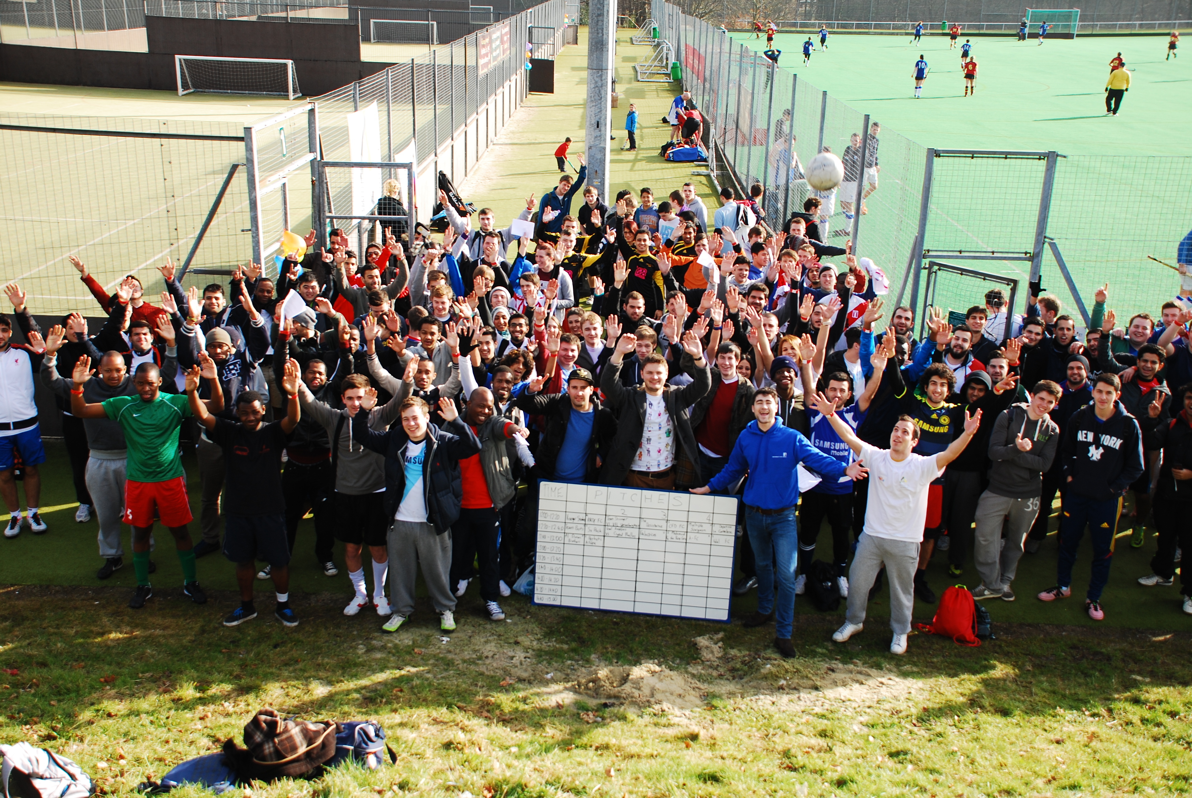 Φοιτητές από όλο τον κόσμο έβαλαν γκολ για να … ζεστάνουν ελληνικά δημόσια σχολεία (ΦΩΤΟ και ΒΙΝΤΕΟ)