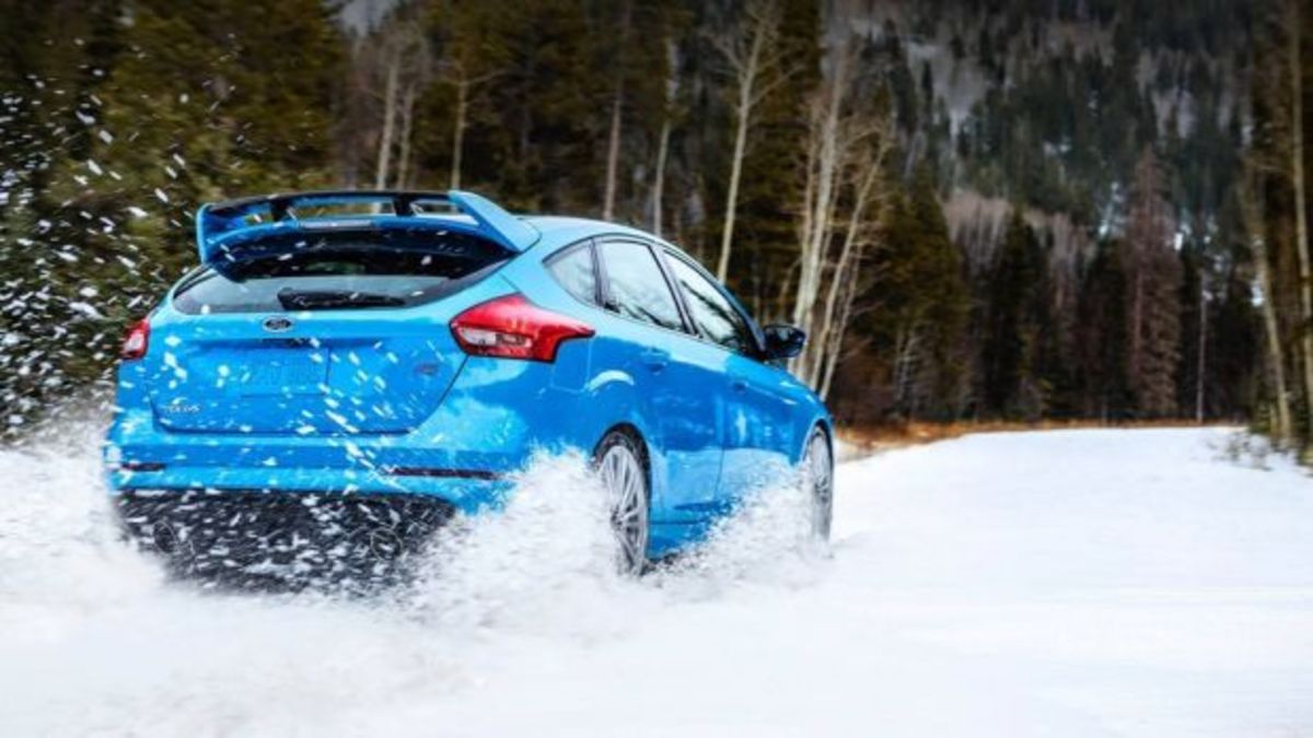 Ένα Ford Focus RS σε ρόλο… εκχιονιστικού [vid]