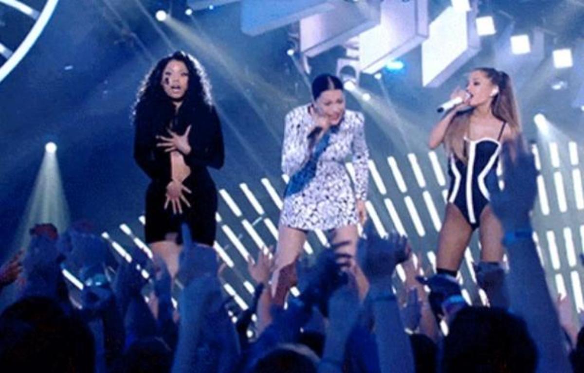 Nicki Minaj: Άνοιξε το φόρεμα της στη σκηνή και…