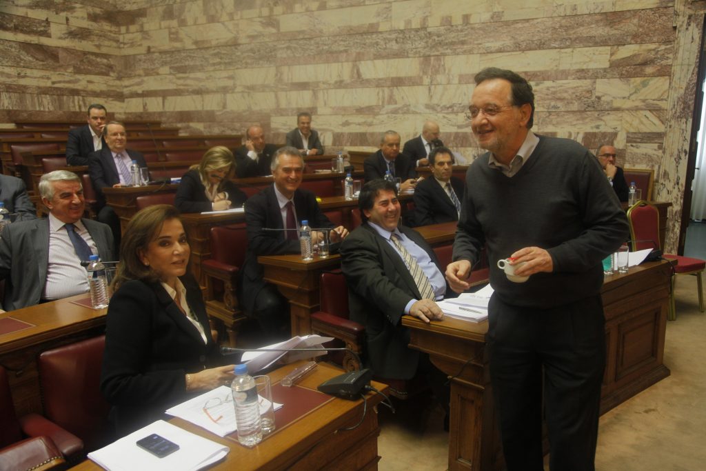 Υπερψηφίστηκε στην Επιτροπή της Βουλής το φορολογικό με αιχμές από Μπακογιάννη