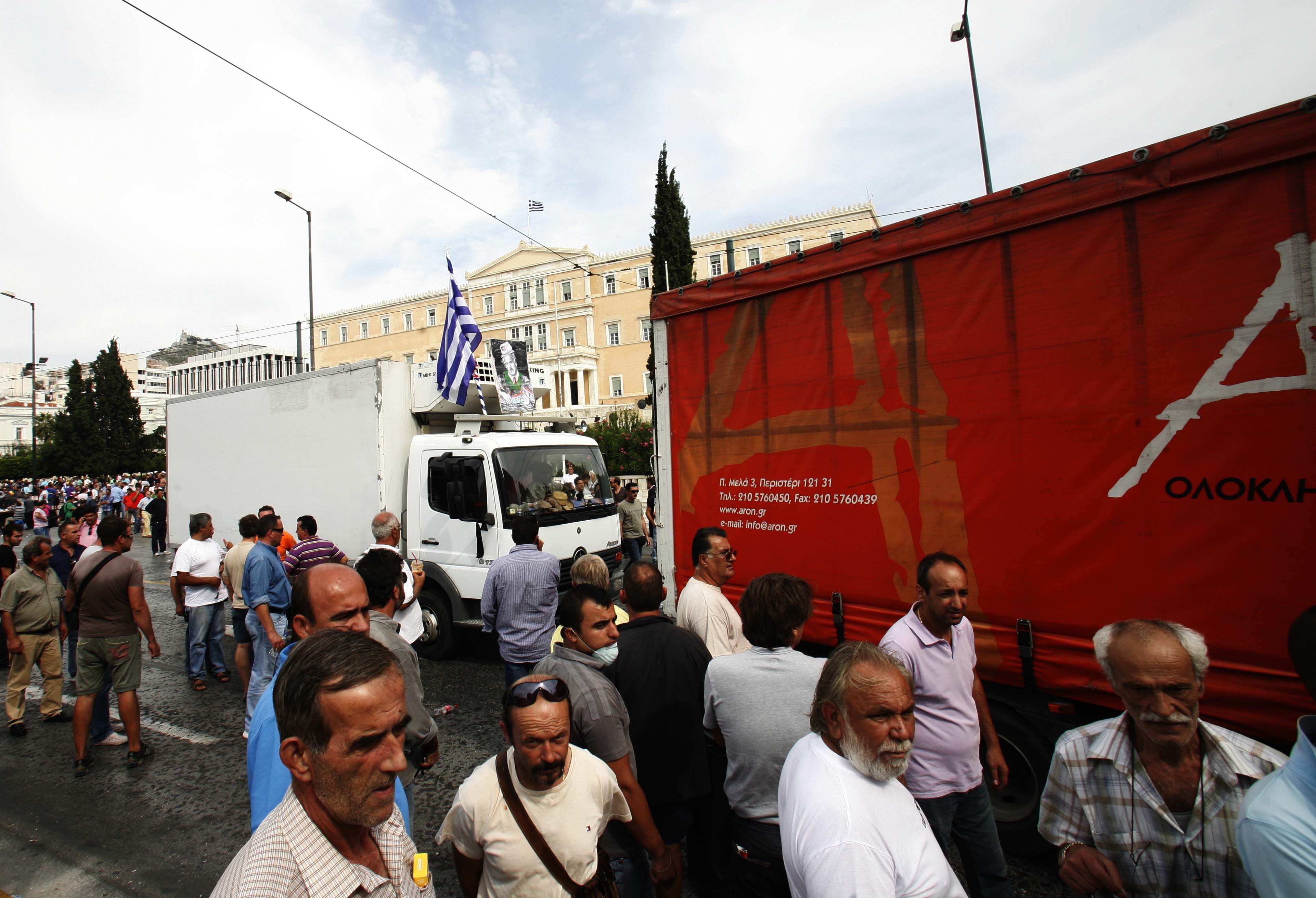 Οι ιδιοκτήτες φορτηγών απειλούν με απεργία διαρκείας