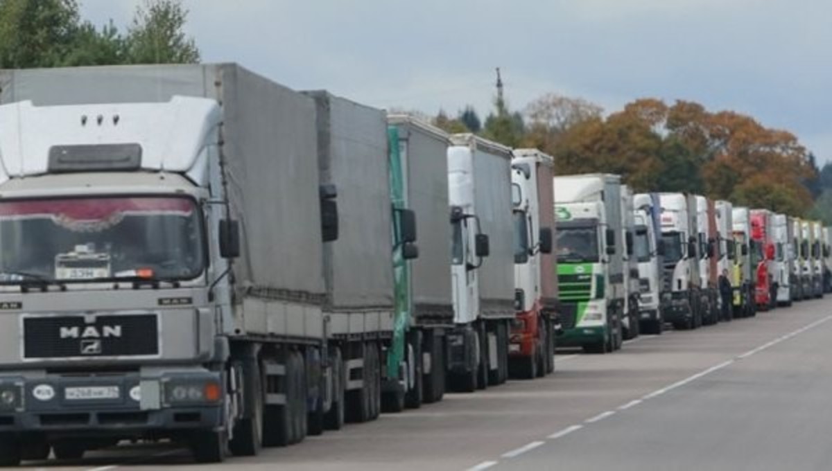 Θάνατος για αγρότες και εξαγωγείς από το εμπάργκο – Έκλεισαν τα ρωσικά σύνορα – Επιστρέφουν οι νταλίκες και σαπίζουν τα προϊόντα