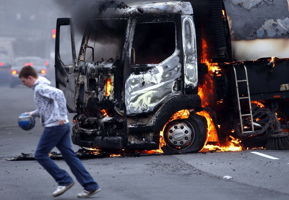 Φλεγόμενη νταλίκα στην εθνική οδό προς Θεσσαλονίκη