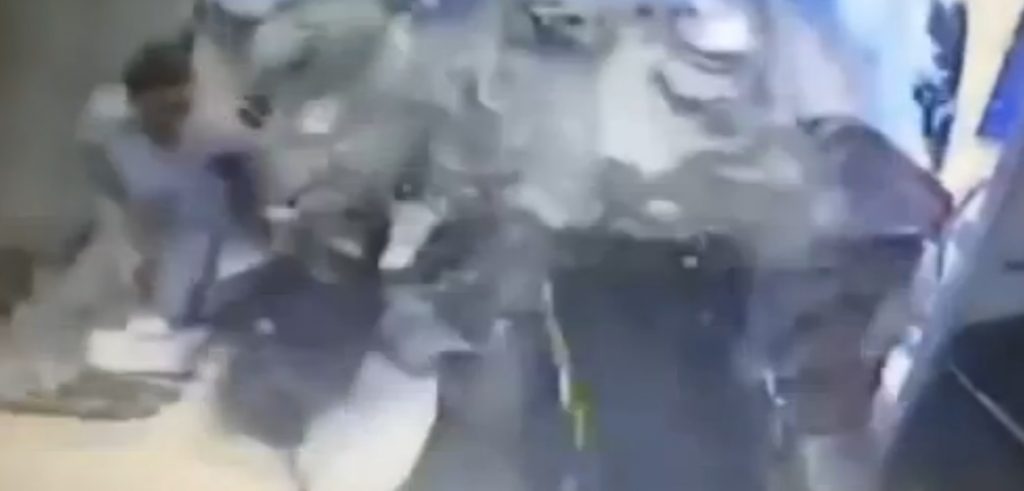 Απίστευτο βίντεο με φορτηγό που “μπούκαρε” σε γραφείο