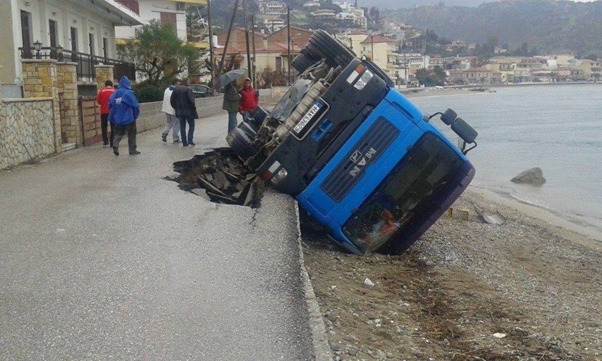 Αιγείρα: Ο δρόμος “κατάπιε” μπετονιέρα – Χωρίς γρατζουνιά ο οδηγός (ΦΩΤΟ)