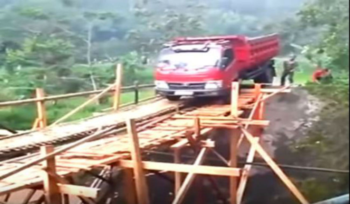 Κατέρρευσε γέφυρα υπό το βάρος φορτηγού – Δείτε τον οδηγό (vid)
