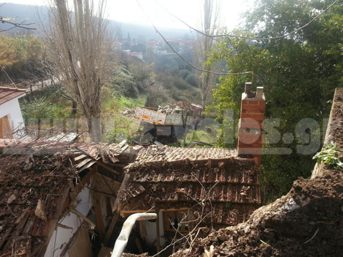 Φορτηγό “προσγειώθηκε” σε στέγη σπιτιού! Τραυματίστηκε ο οδηγός (ΦΩΤΟ)
