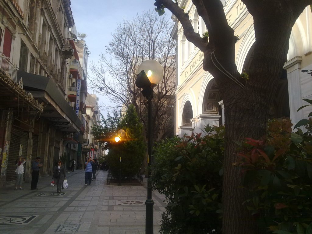 Ελλάς το μεγαλείο σου… με φώτα ανοιχτά μέρα μεσημέρι