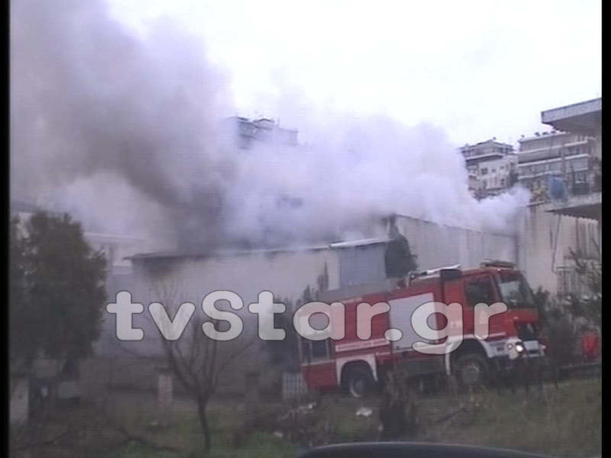 Θήβα: Καίγεται επιχείρηση με ελαστικά – Συνεχείς εκρήξεις (ΒΙΝΤΕΟ)