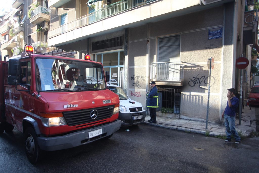 Πυρκαγιά σε μονοκατοικία στον Πειραιά – Στο νοσοκομείο μία ηλικιωμένη