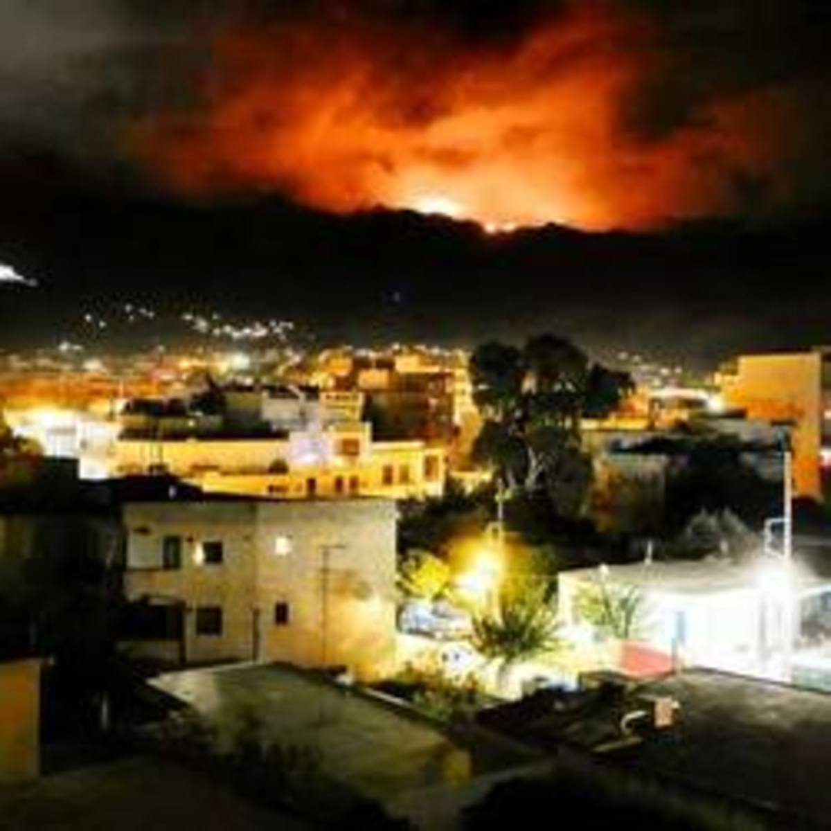 Έκαιγε όλη τη νύχτα η πυρκαγιά στην Κάρυστο
