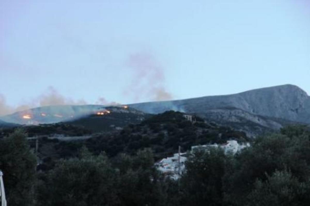 Η φωτιά όπως φαίνεται από το Φιλώτι - ΦΩΤΟ από το naxos-news