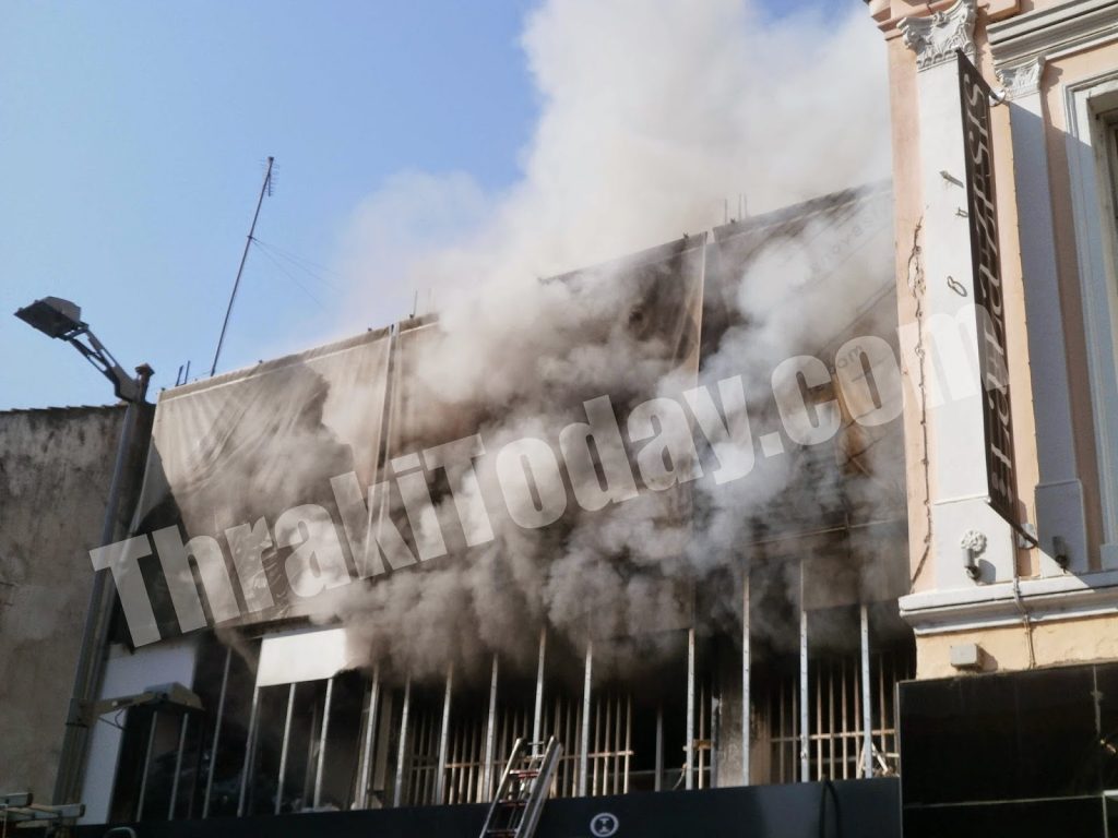 Στις φλόγες κατάστημα ρούχων στην Ξάνθη – “Πνίγηκε” στους καπνούς το κέντρο της πόλης (ΦΩΤΟ & VIDEO)