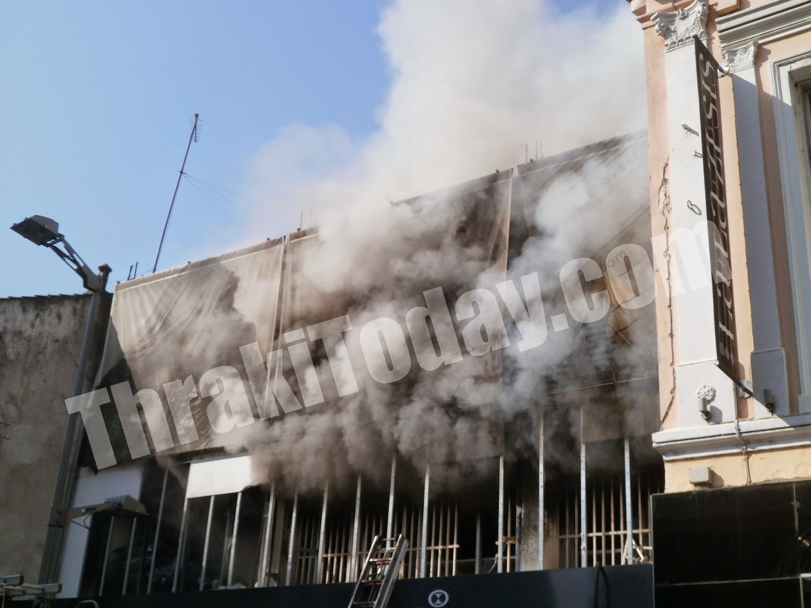 Στις φλόγες κατάστημα ρούχων στην Ξάνθη – “Πνίγηκε” στους καπνούς το κέντρο της πόλης (ΦΩΤΟ & VIDEO)