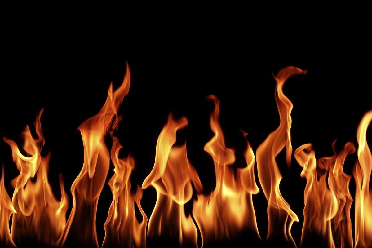 Έκαψε την κόρη του ζωντανή γιατί είχε επαφές με τον αρραβωνιαστικό της