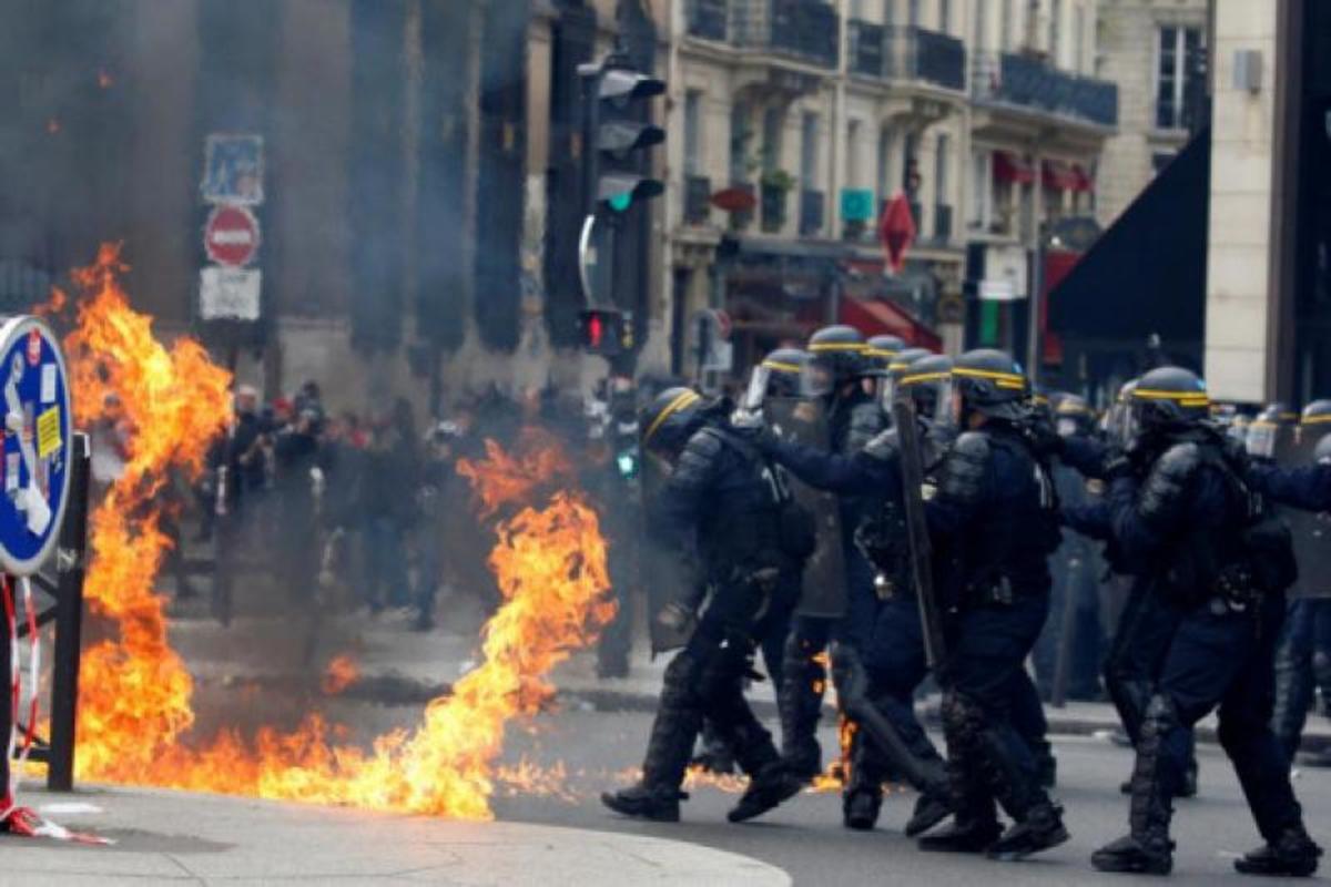 Πρωτομαγιά 2017: Βίαιες διαδηλώσεις στο Παρίσι! Φωτιές και βροχή από δακρυγόνα – 2 τραυματίες [pics, vid]