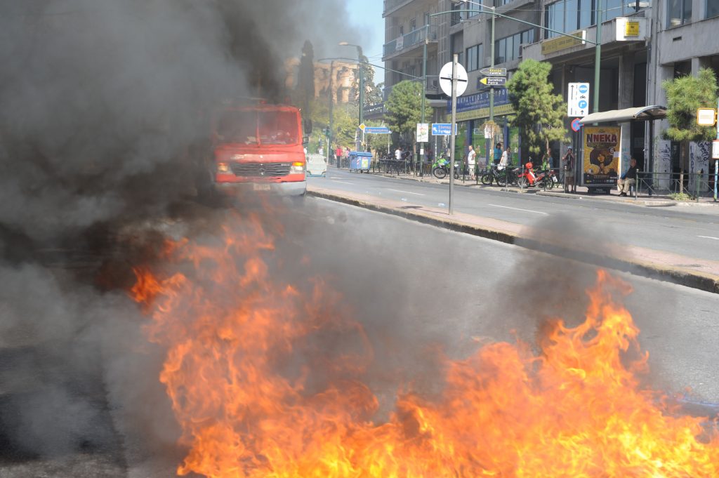 “Λαμπάδιασαν” πυροσβεστικό όχημα στα Εξάρχεια