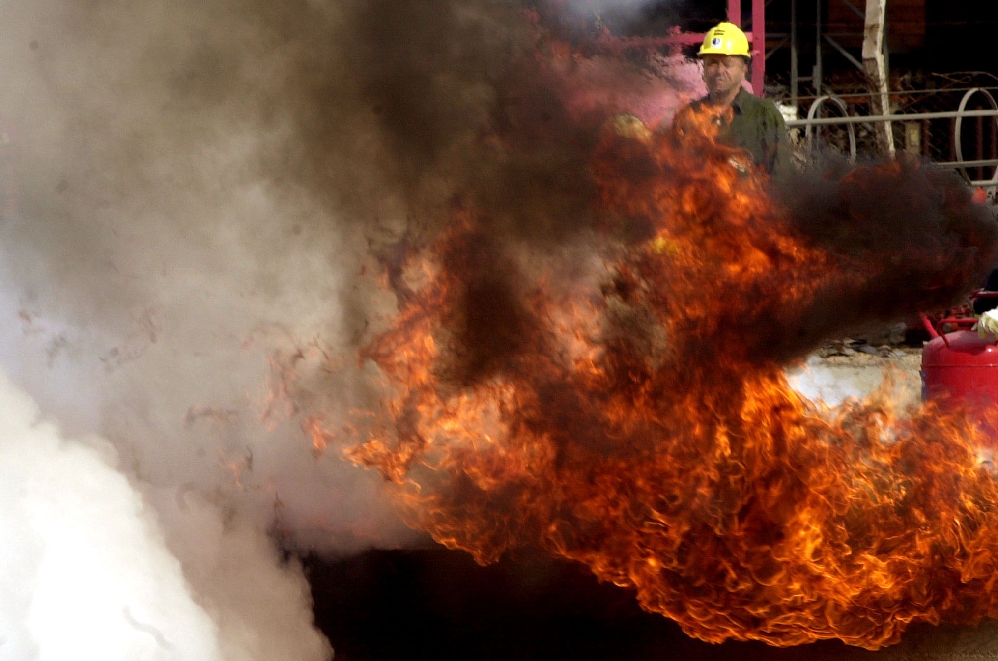 Ένας νεκρός από φωτιά σε αποθήκη οικοδομής στην Πτολεμαΐδα