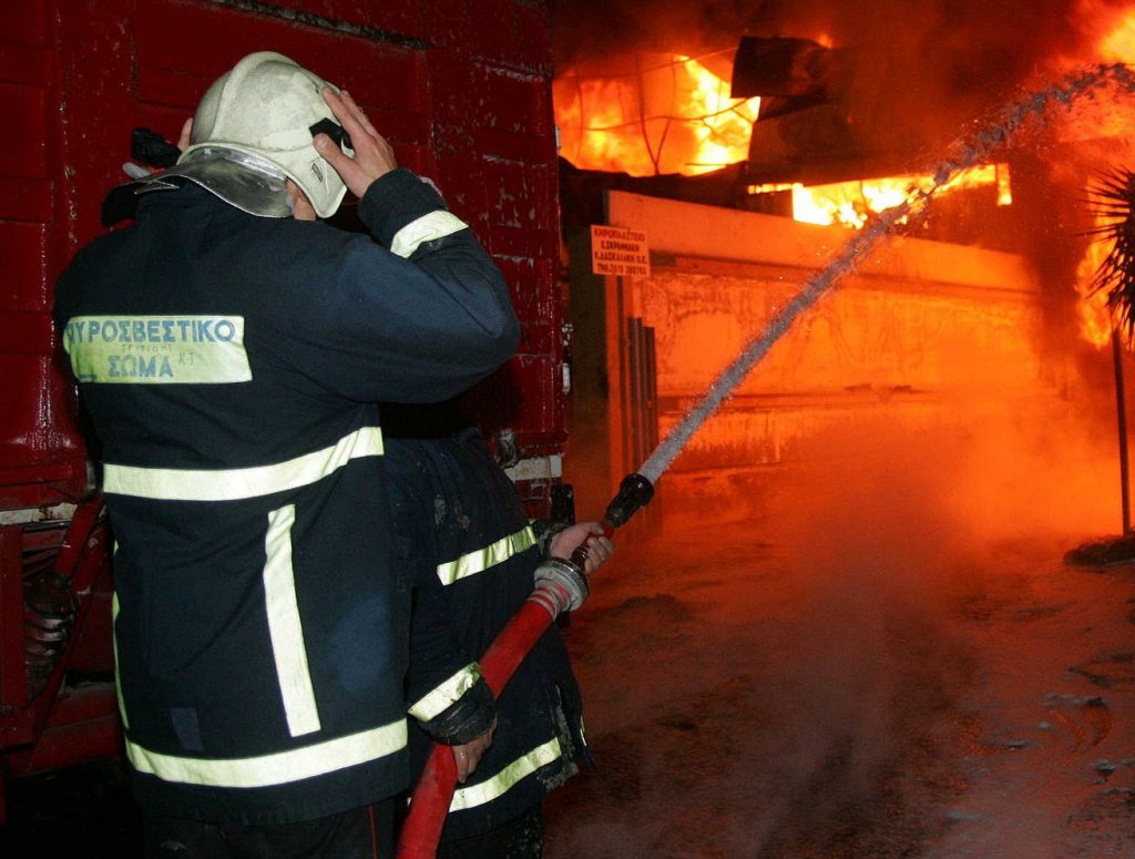 Μεγάλη πυρκαγιά σε εργοστάσιο χαρτικών στο Ηράκλειο