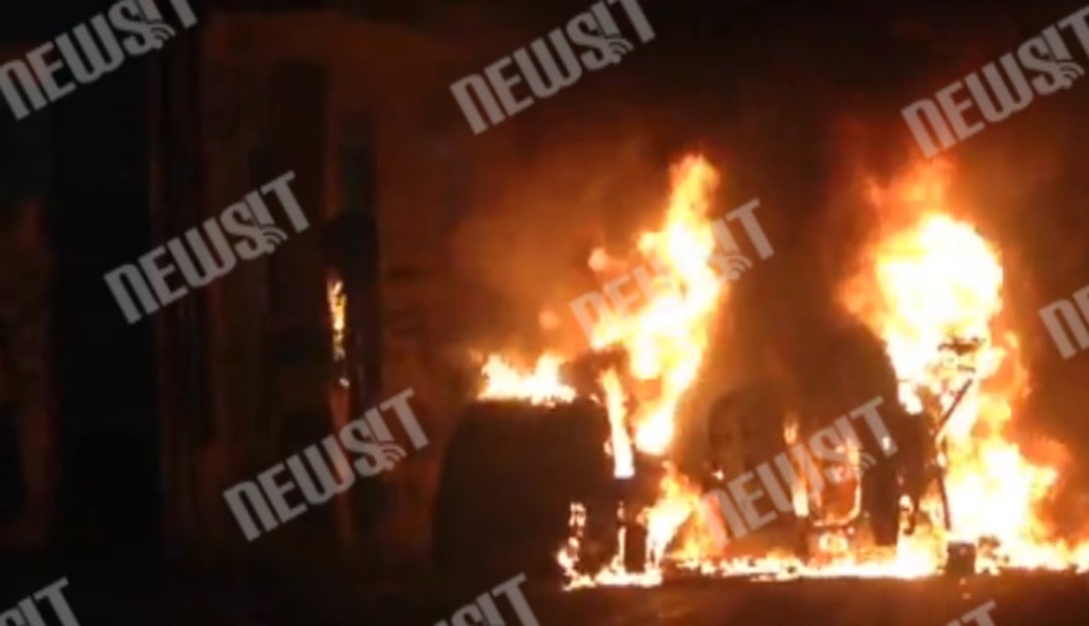 Καίγονται αυτοκίνητα στο κέντρο