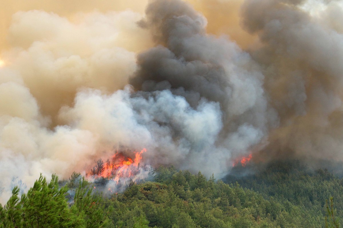 Φωτιά τώρα σε δύσβατη περιοχή στον Χάρακα Ηρακλείου