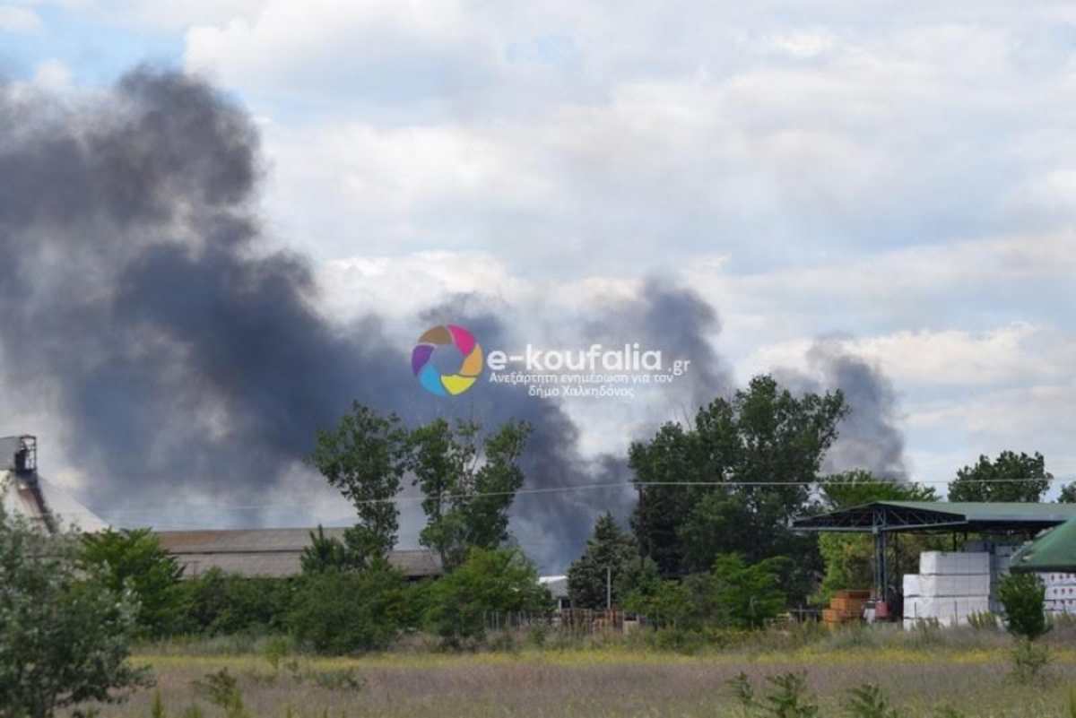 Θεσσαλονίκη: Μεγάλη φωτιά σε προαύλιο εργοστασίου στη Χαλκηδόνα [vid]