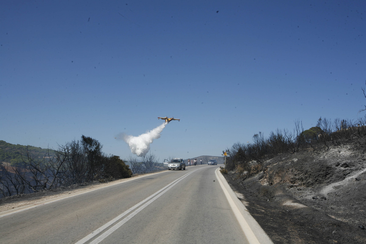 Υπό μερικό έλεγχο η φωτιά στην λίμνη Μαραθώνα