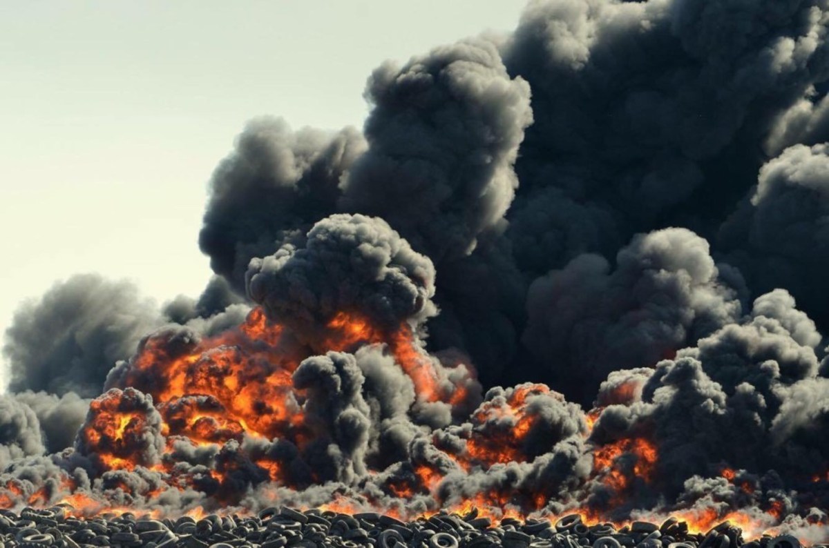 Λάρισα: Συγκλονιστικές εικόνες από τη φωτιά στο εργοστάσιο αναγόμωσης (ΦΩΤΟ, ΒΙΝΤΕΟ)