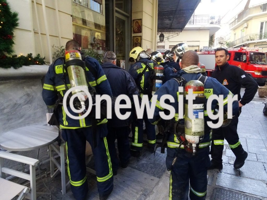 Φωτιά σε κατάστημα στην Πλάκα [pics]