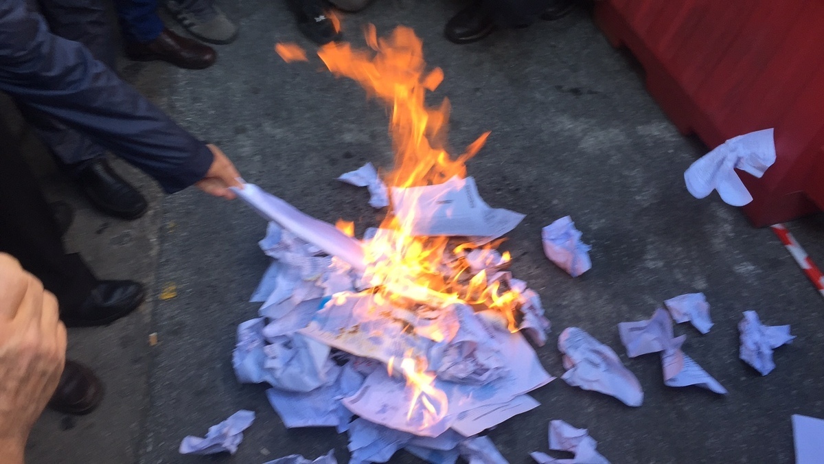 Χιλιάδες συνταξιούχοι στους δρόμους – Έκαψαν τις επιστολές Κατρούγκαλου [pics, vid]