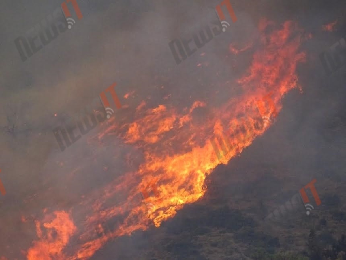 Σφοδρή αναζωπύρωση της φωτιάς στα Δερβενοχώρια – Οι φλόγες κατευθύνονται σε κοινότητα της περιοχής