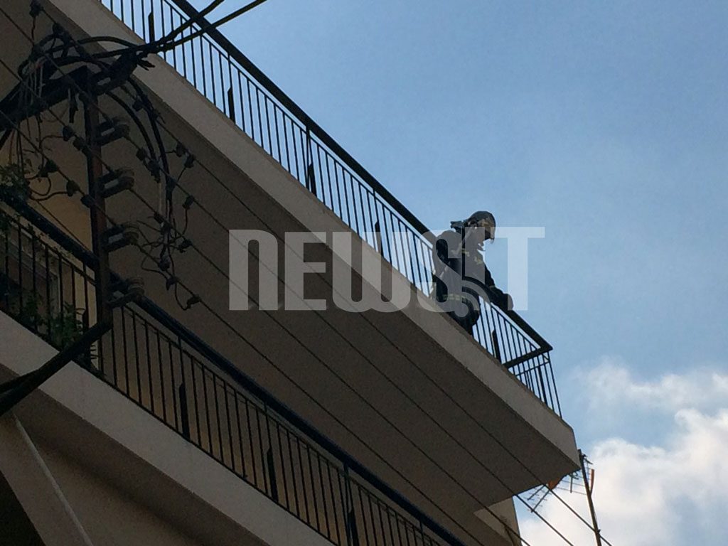 Φωτιά σε δώμα πολυκατοικίας στο Περιστέρι – Ελαφρά τραυματίας ένας πυροσβέστης