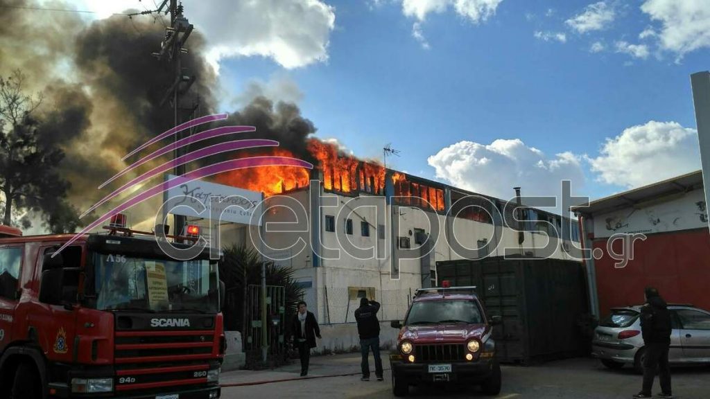 Μεγάλη φωτιά σε εργοστάσιο ξυλείας στο Ηράκλειο [pics]