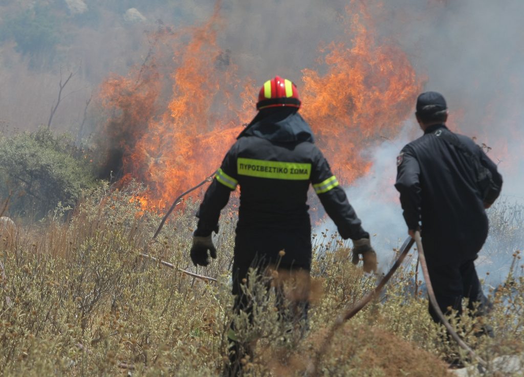 Σάμος: Τραυματίστηκε πυροσβέστης σε φωτιά