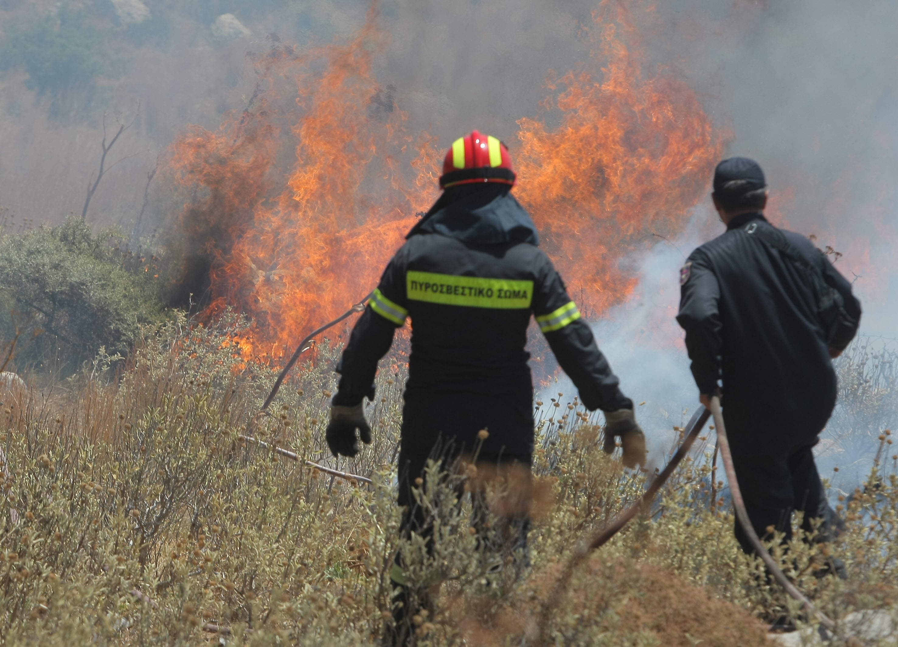 Σάμος: Τραυματίστηκε πυροσβέστης σε φωτιά