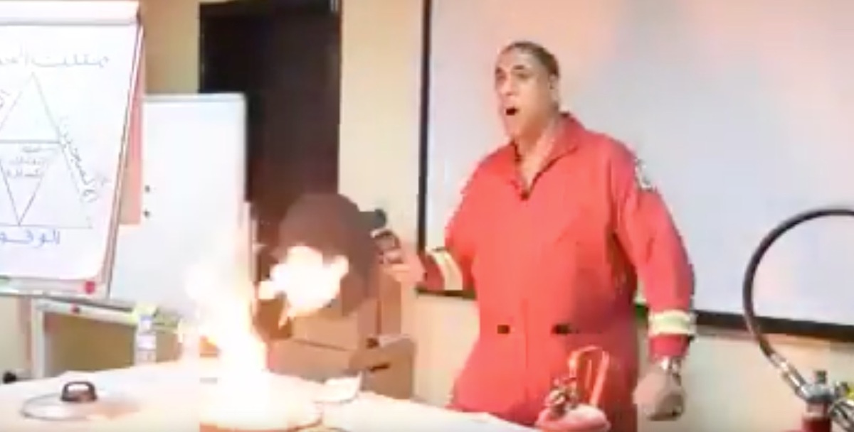 Έτσι σβήνουν την φωτιά στο τηγάνι