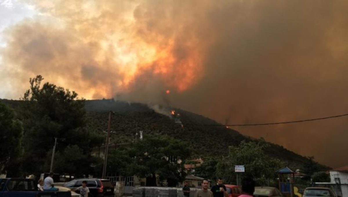 Κάηκαν σπίτια στη Θάσο – Τραυματίστηκε πυροσβέστης – Εγκλωβίστηκαν από τη φωτιά βουλευτές του ΣΥΡΙΖΑ! [vids]